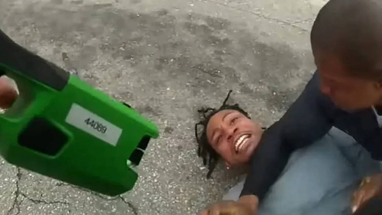 ΗΠΑ: Αντιδράσεις προκαλεί ο θάνατος αφροαμερικανού εκπαιδευτικού μετά τη βίαιη σύλληψή του